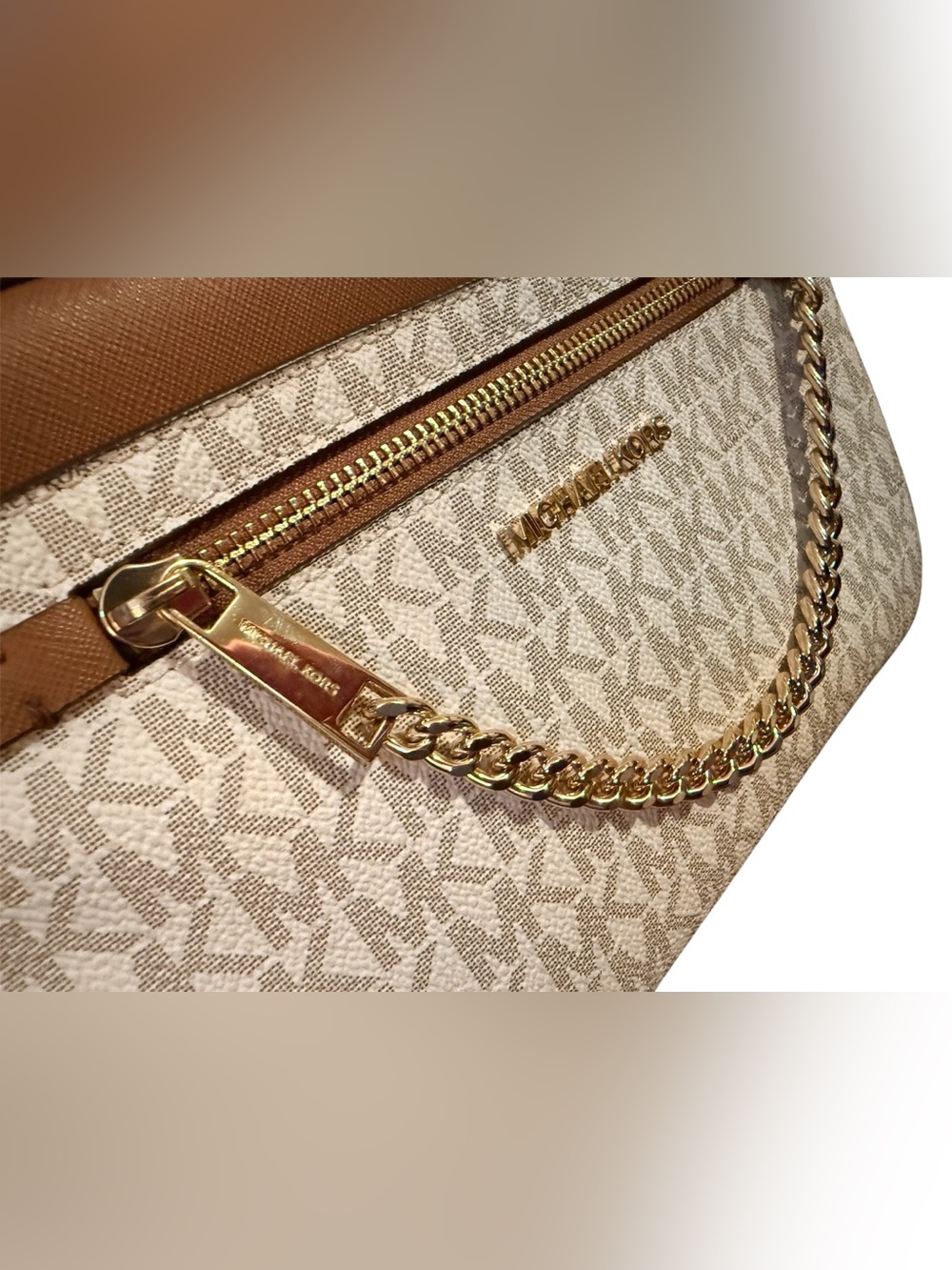 Michael Kors Large Vanilla and Acorn Logo JetSet Shoulder Bag with Gold Chain - Picture 3 of 7